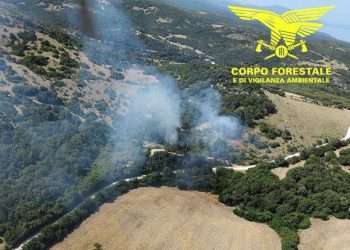 Fiamme ad Arbus, in azione un elicottero