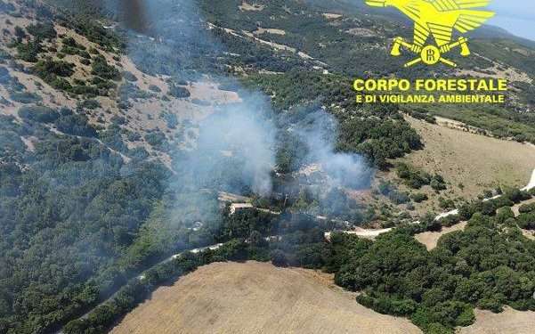 Fiamme ad Arbus, in azione un elicottero