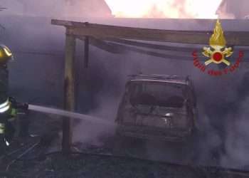 Paura a Selargius, auto prende fuoco dentro un box