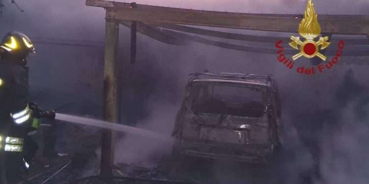 Paura a Selargius, auto prende fuoco dentro un box