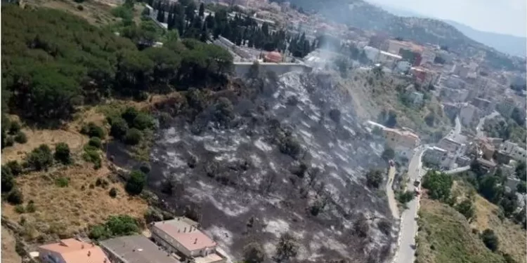Giornata di fuoco nell’Isola, in volo elicotteri e canadair