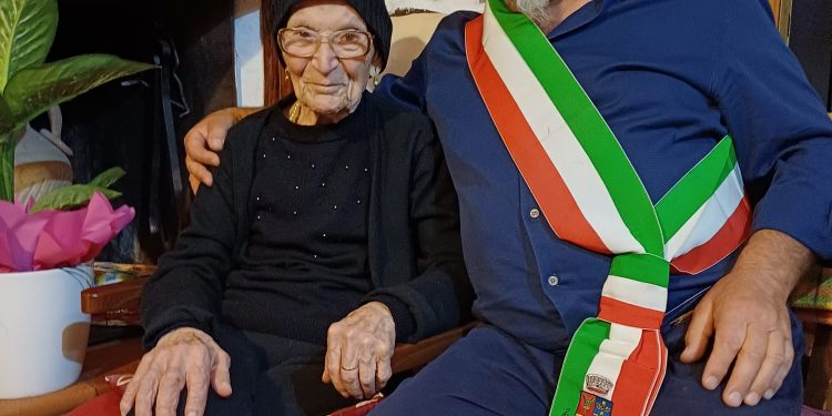 Assolo festeggia i 104 anni di Laurina Caria: una vita lunga più di un secolo