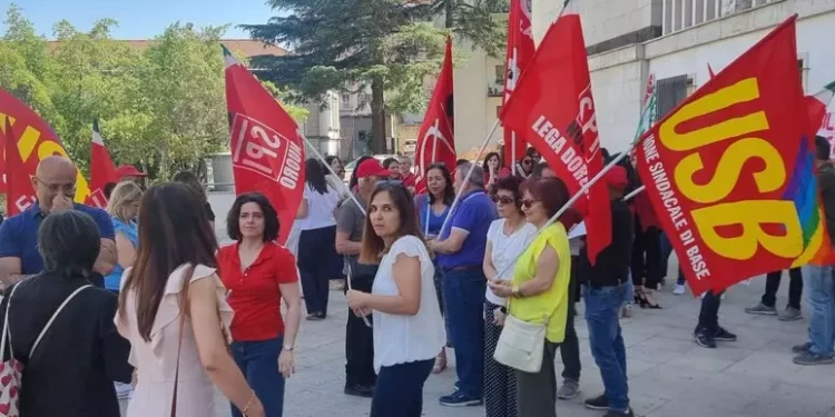 Sit-in di protesta dei precari del tribunale a Nuoro