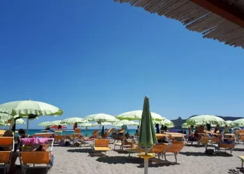 Adiconsum, oltre 100 euro per una giornata al mare al Poetto