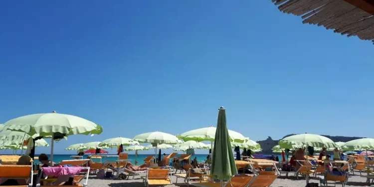 Adiconsum, oltre 100 euro per una giornata al mare al Poetto