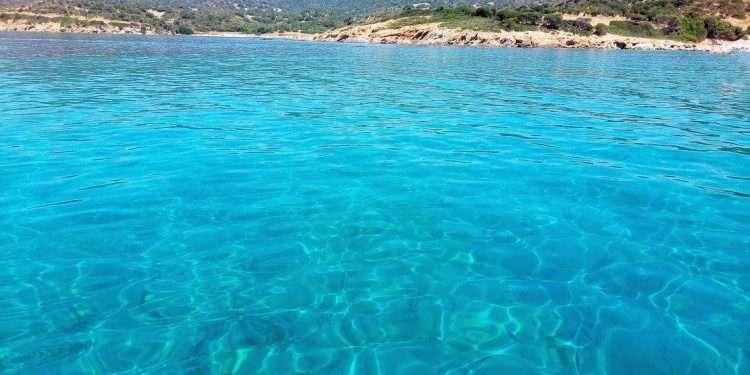 Mare sicuro: attivato il sistema integrato di salvamento per il triennio 2025–2027, confermata l’eccellenza ambientale del mare della Sardegna