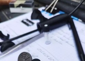 In Sardegna alla ricerca di microplastiche su fiori e insetti