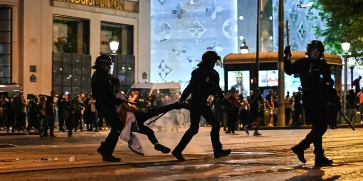 Caos a Parigi dopo la vittoria in Champions, 2 morti e 320 arresti