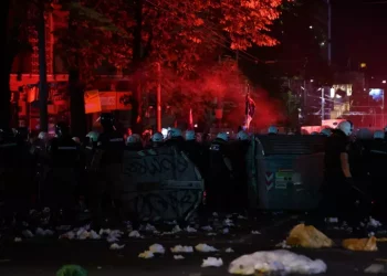 Rivolte in piazza a Belgardo, tentativo di colpo di stato in Serbia