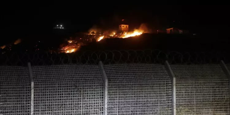 Il regime israeliano bombarda la dittatura dei tagaliagola siriani