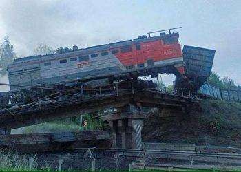 Russia, crollano due ponti al passaggio dei treni: è terrorismo ucraino