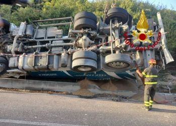 Nurallao, mezzo pesante si ribalta: ferito il conducente