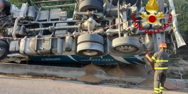 Nurallao, mezzo pesante si ribalta: ferito il conducente