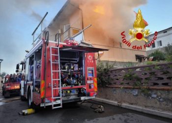 Paura a Portoscuso, abitazione in fiamme: due persone portate in ospedale
