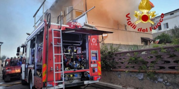 Paura a Portoscuso, abitazione in fiamme: due persone portate in ospedale