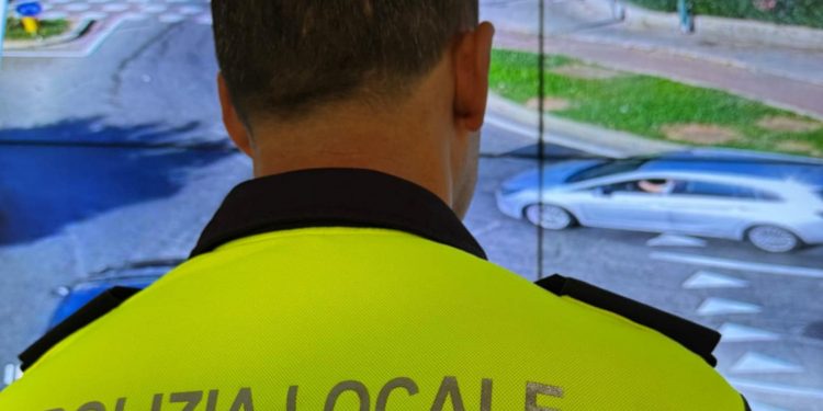Investe un pedone a Cagliari e scappa: 58enne in ospedale, trovato il pirata