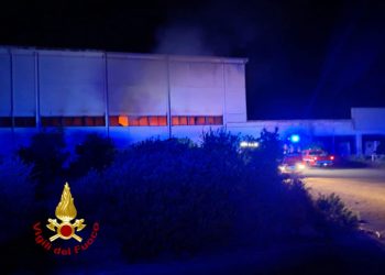 In fiamme capannone nell’area industriale tra Bolotana e Ottana