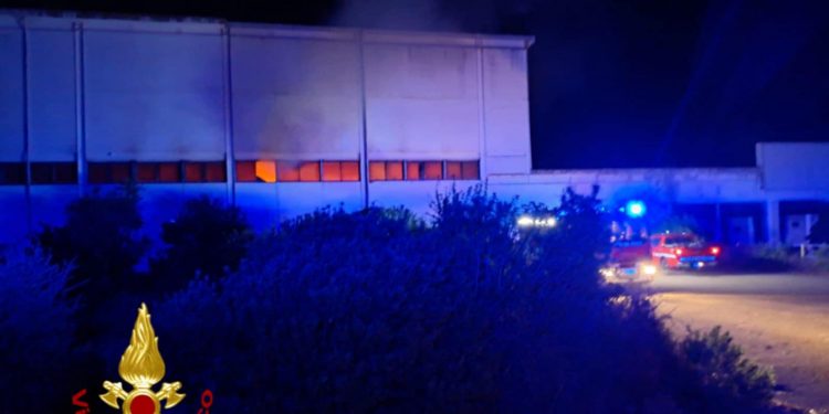 In fiamme capannone nell’area industriale tra Bolotana e Ottana