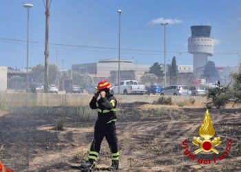 Olbia, fiamme vicino all’aeroporto: disagi sui voli