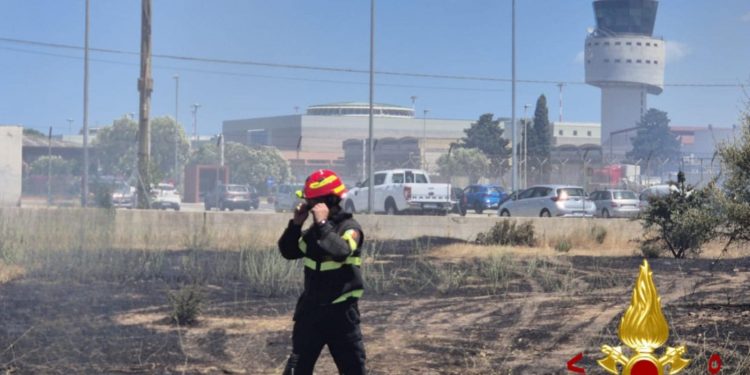 Olbia, fiamme vicino all’aeroporto: disagi sui voli