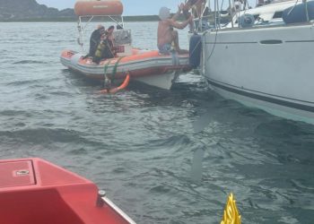 Barca a vela si incaglia a Stintino, 5 persone salvate