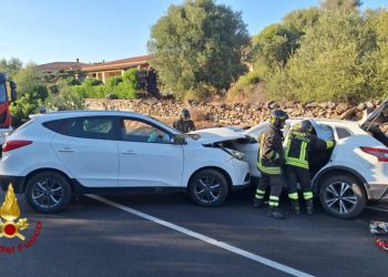 Frontale sulla 125 a Budoni: due feriti, uno estratto dall’abitacolo