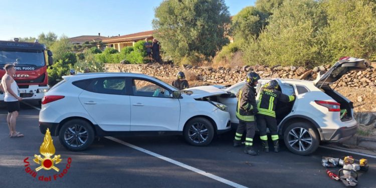 Frontale sulla 125 a Budoni: due feriti, uno estratto dall’abitacolo