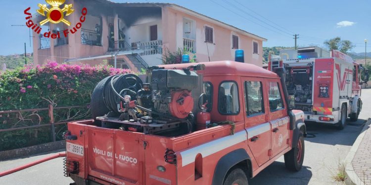 Abitazione in fiamme a Budoni: intervento dei Vigili del Fuoco
