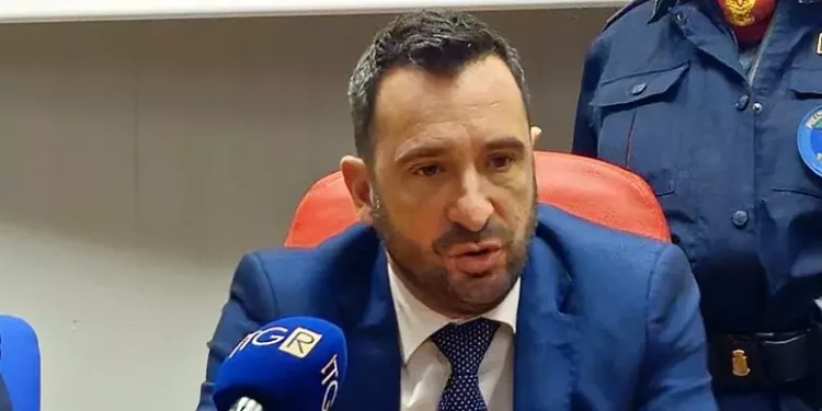 Estorsione a broker di Olbia con metodi mafiosi, due arresti