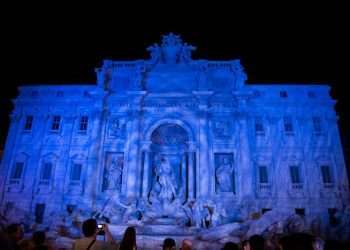 La Fontana di Trevi si spegne per Gaza