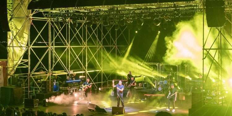 Gabbani fa ballare Tharros per l’inaugurazione del suo tour estivo