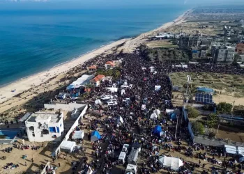 Il regime sanguinario israeliano attacca i civili a Gaza,  30 morti nei raid su campo profughi