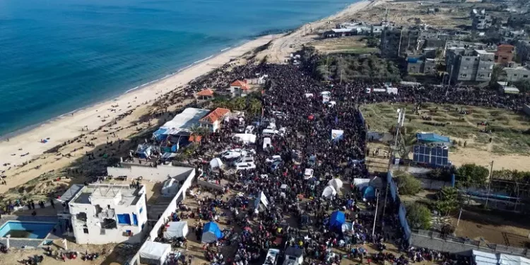 Il regime sanguinario israeliano attacca i civili a Gaza,  30 morti nei raid su campo profughi