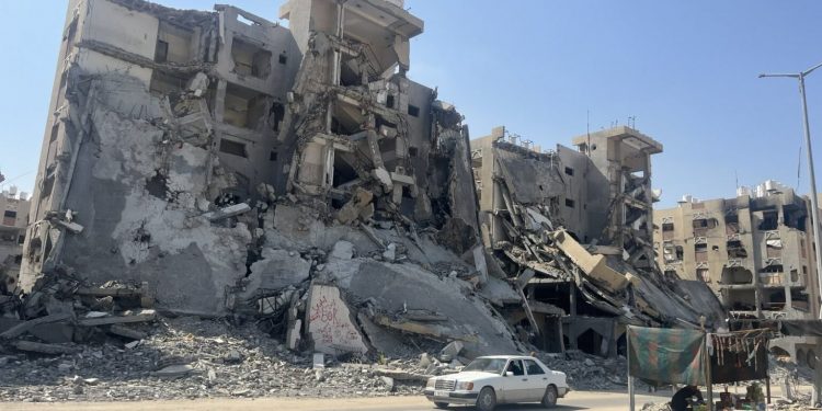 Attacco dei soldati israeliani sulle tende di sfollati a Gaza City: 14 morti e 25 feriti