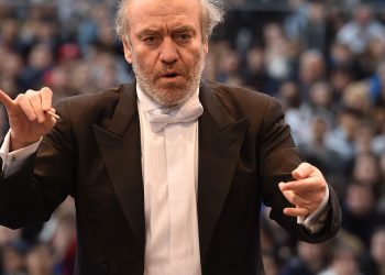 L’intollerante Pina Picierno prova ad impedire un concerto di Gergiev a Caserta ma vince il dialogo