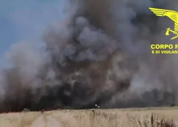 Fiamme vicino all’aeroporto di Olbia, voli dirottati