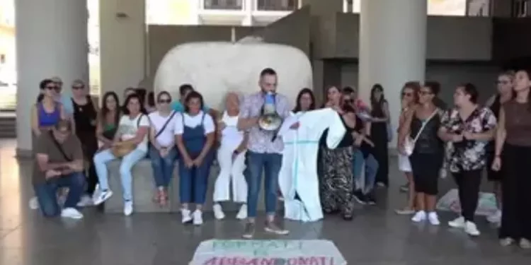 Marcia in via Roma degli operatori socio sanitari precari