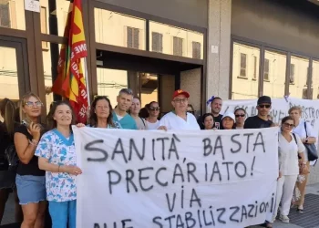 Oss precari, ‘rabbia e disperazione’ davanti all’Assessorato