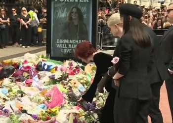 Un fiume di fan al corteo funebre di Ozzy Osbourne: a Birmingham l’ultimo saluto alla star
