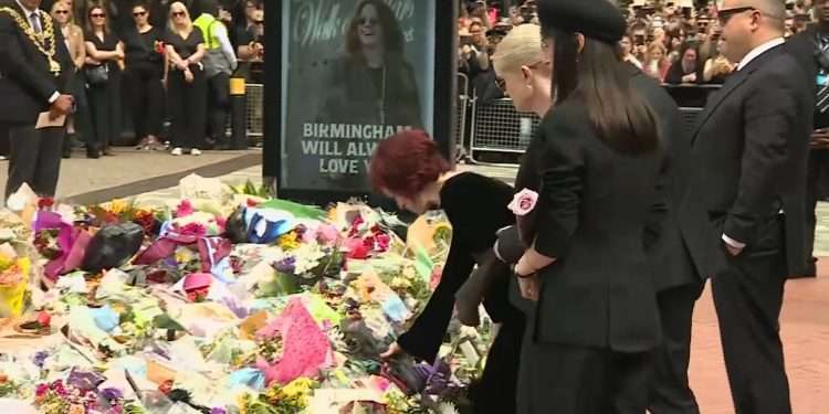 Un fiume di fan al corteo funebre di Ozzy Osbourne: a Birmingham l’ultimo saluto alla star