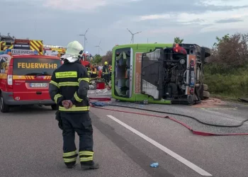 Pullman Flixbus si ribalta, 20 feriti in autostrada in Germania
