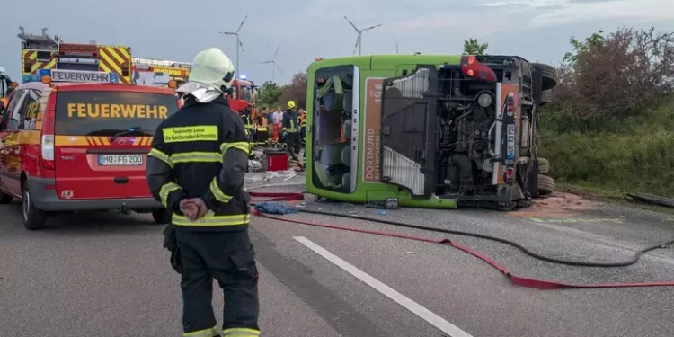Pullman Flixbus si ribalta, 20 feriti in autostrada in Germania