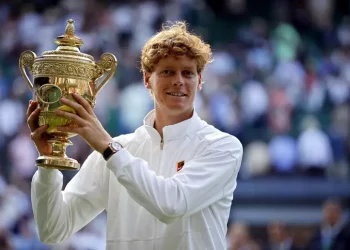 Wimbledon: Sinner nella storia, batte Alcaraz in 4 set e trionfa sull’erba di Londra