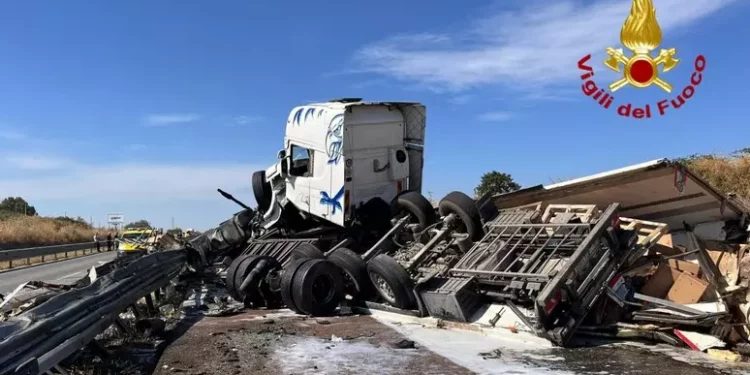 Tir sbanda e si ribalta sulla 131 a Macomer, muore l’autista