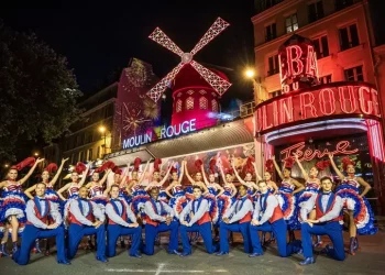 Tornano le pale del Moulin Rouge, crollate oltre un anno fa