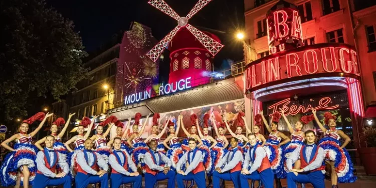 Tornano le pale del Moulin Rouge, crollate oltre un anno fa