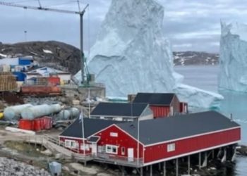 Allarme in Groenlandia: evacuato un villaggio per un iceberg gigante da 11 milioni di tonnellate