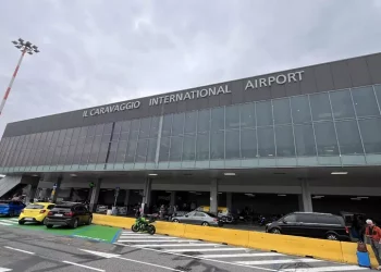 Uomo risucchiato dal motore di un aereo, voli sospesi a Orio