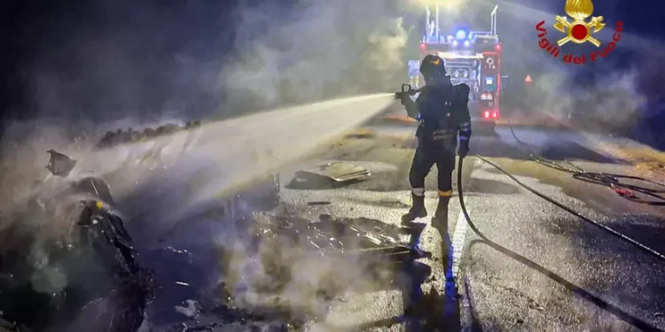 Decimoputzu, auto va a fuoco mentre viaggia sulla provinciale 3