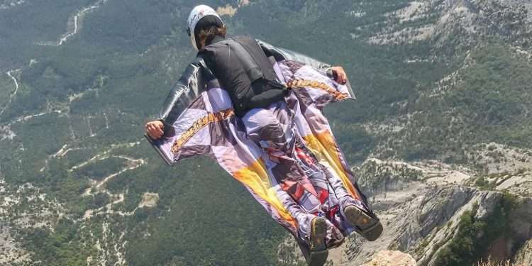 Tragedia in Trentino: si getta dal Sass Pordoi ma il paracadute non si apre, muore base jumper